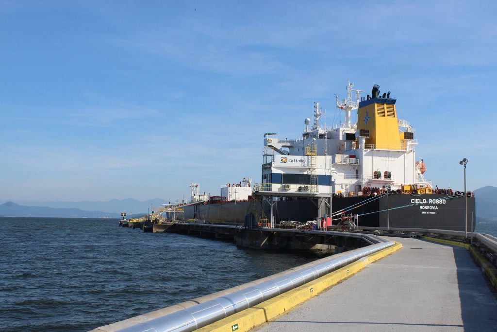 Porto de Paranaguá recebe maior navio tanque de sua história