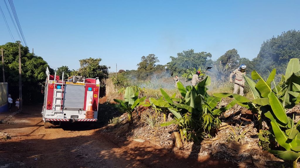 Corpo de Bombeiros combate incêndio em vegetação no Bairro São Cristóvão