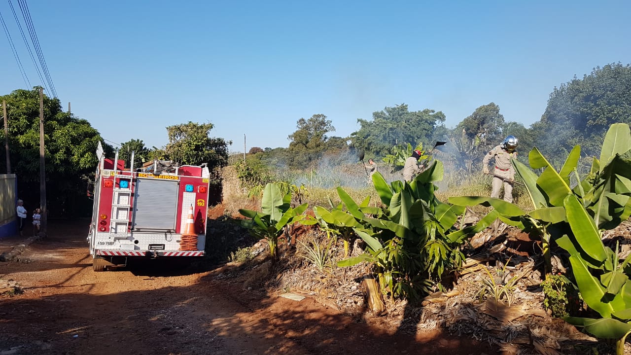 Corpo de Bombeiros combate incêndio em vegetação no Bairro São Cristóvão Imagem referente a Corpo de Bombeiros combate incêndio em vegetação no Bairro São Cristóvão