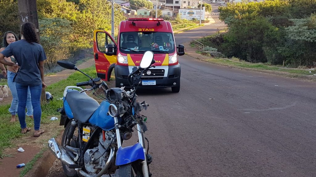 Motociclista fica gravemente ferido ao sofrer queda e bater contra poste na Rua Leonardo da Vinci, no Sanga Funda
