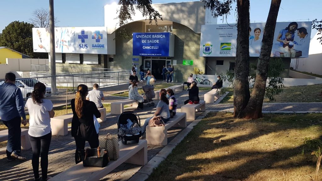 Gestantes e puérperas esperam mais de 4h para receber vacinas contra a covid; divulgação dizia que vacinação começaria às 13h