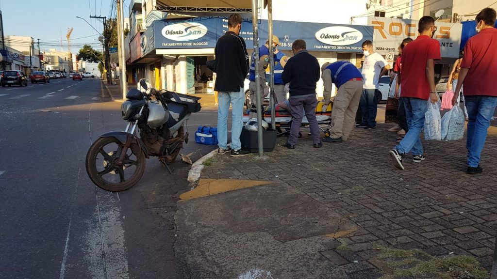 Motociclista fica ferido ao ser atingido por carro, no Centro; Motorista não parou para prestar socorro