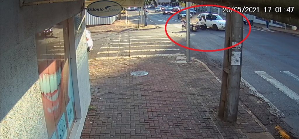 Vídeo mostra motociclista sendo arremessado ao chão após ser atingido por carro no Centro