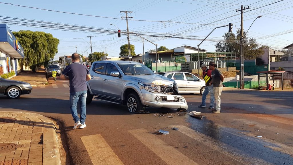Caminhonete e caminhão se envolvem em batida na Rua Ipanema, no Bairro Periolo