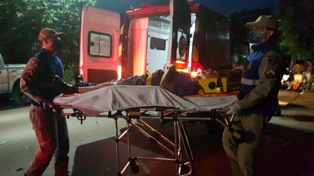 Moto da Polícia Militar e Honda Biz colidem no Bairro Santa Felicidade; homem de 30 anos ficou ferido
