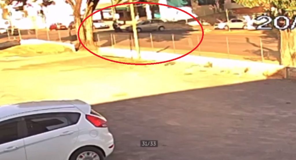 Câmera registra acidente entre carro e moto em cruzamento com semáforo, no Centro