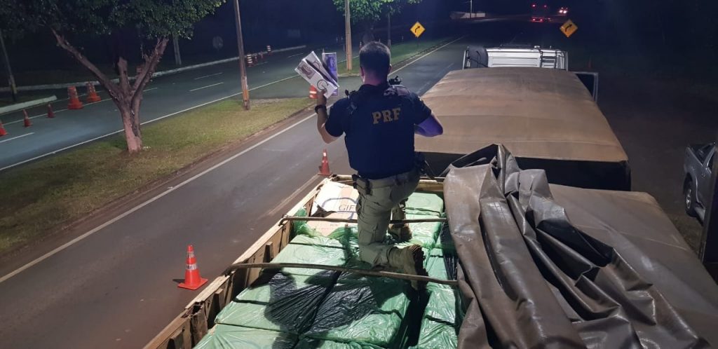 PRF apreende bitrem carregado com cigarros na BR-369, em Uraí