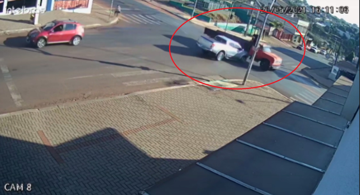 Acidente entre caminhonete e caminhão no Bairro Periolo é flagrado por câmera de segurança; Veja o vídeo Imagem referente a Acidente entre caminhonete e caminhão no Bairro Periolo é flagrado por câmera de segurança; Veja o vídeo
