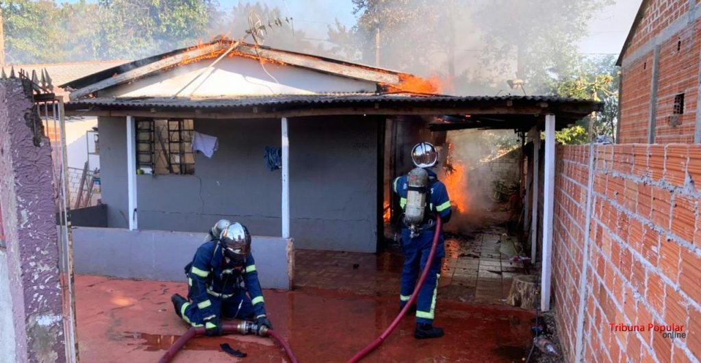 Casa de alvenaria é quase toda consumida pelo fogo na Vila C, em Foz do Iguaçu