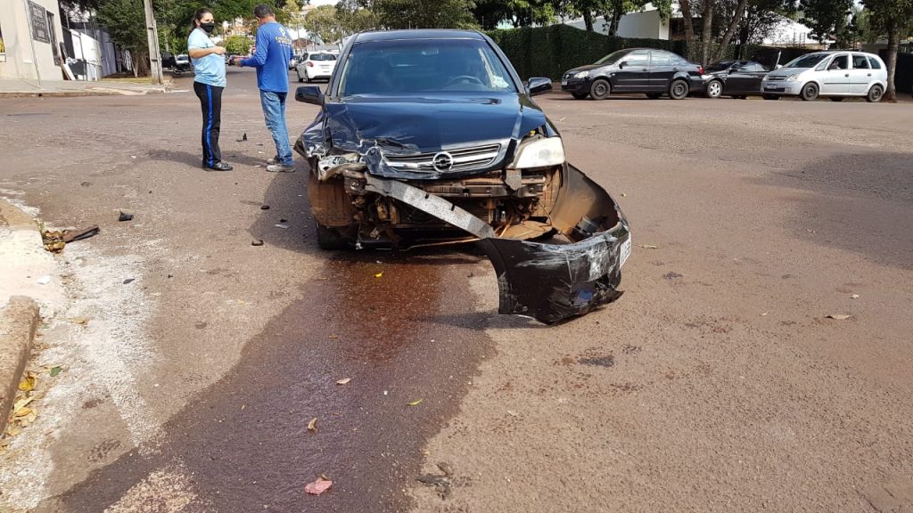 Astra e Sandero ficam destruídos ao colidirem no Centro