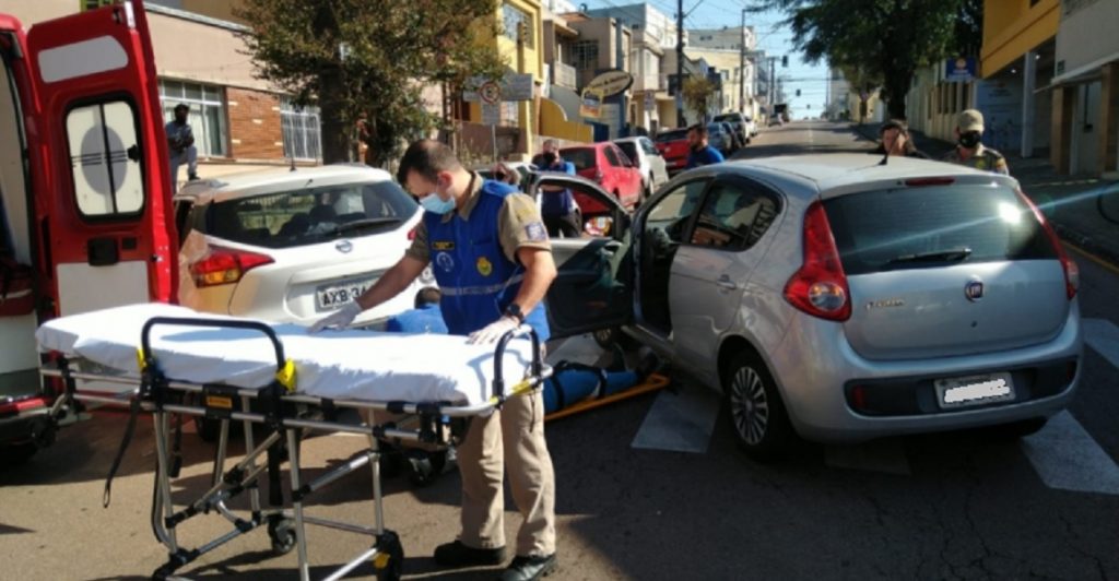 Mulher de 78 anos é levada ao hospital após acidente em Ponta Grossa