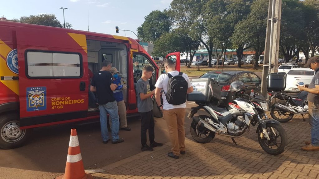 Batida entre carro e moto na Avenida Brasil com a Rua Erechim deixa jovem de 20 anos ferido