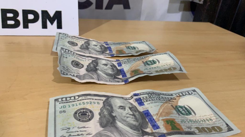 Peruano tenta passar dólares falsos para comprar óculos no Centro e acaba preso pela PM