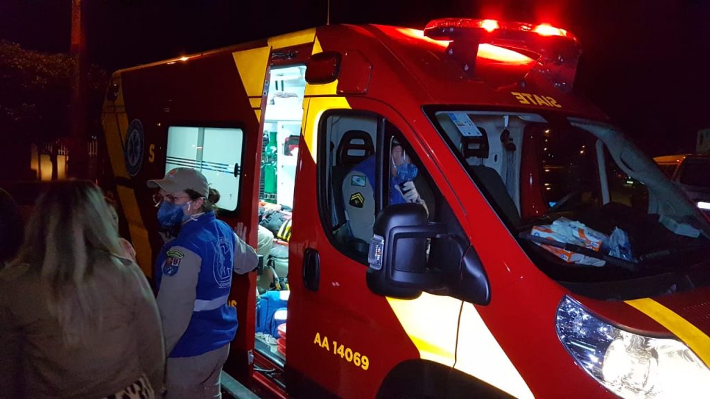 Motociclista que trabalha com entregador fica ferido ao se envolver em acidente de trânsito no Cascavel Velho