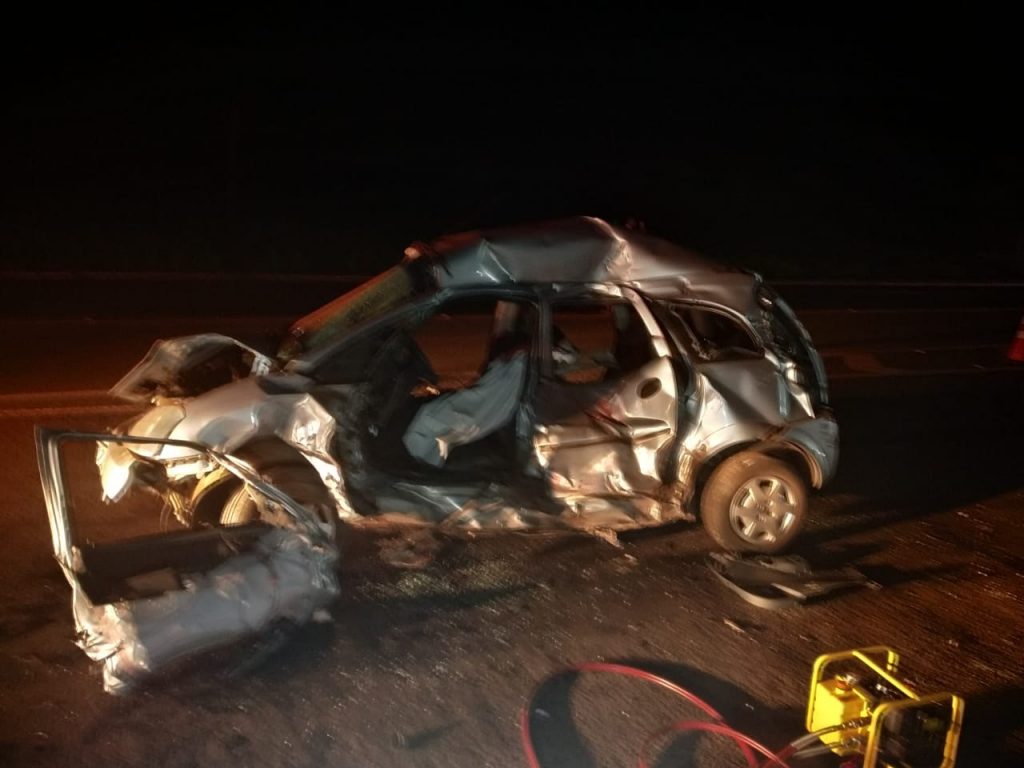Homem morre e mulher fica ferida após colisão entre carro e caminhão na PR-090, em Sertanópolis