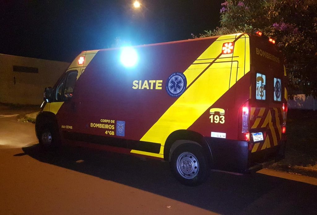 Pedestre é socorrido pelo Siate após ser atingido por veículo na Rua Bororós, no Bairro Santa Cruz