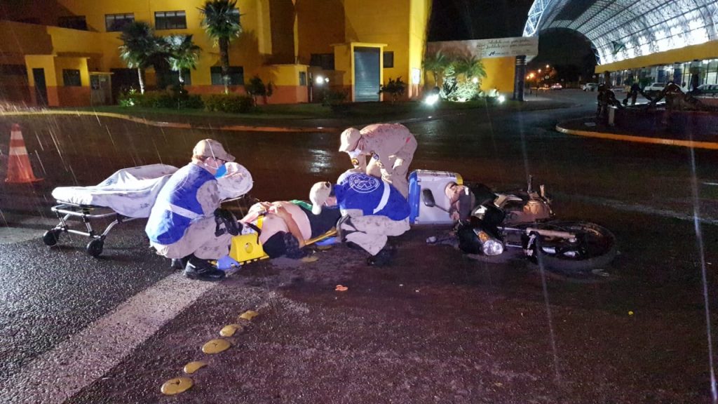 Motociclista fica ferido em acidente de trânsito na Rua Jacarezinho, no Bairro São Cristóvão