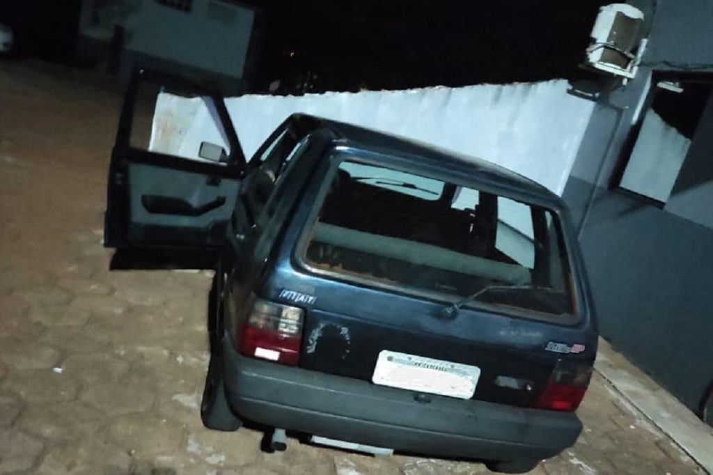 Polícia Militar localiza Uno furtado e detém jovem no Jardim Melissa