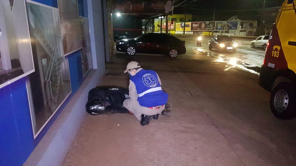 Homem cai de moto na Avenida Carlos Gomes e é socorrido pelo Siate