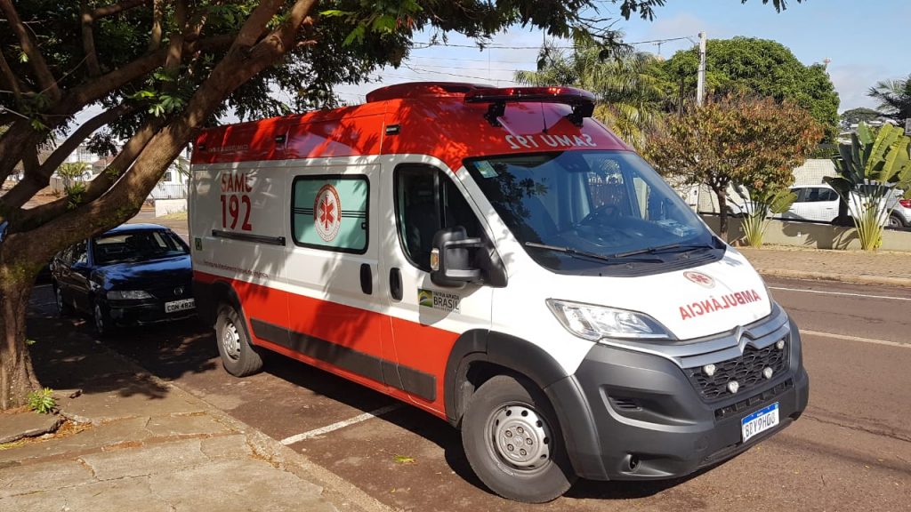 Samu e Bombeiros socorrem idosa que passou mal em casa na Rua Carlos de Carvalho, no Centro