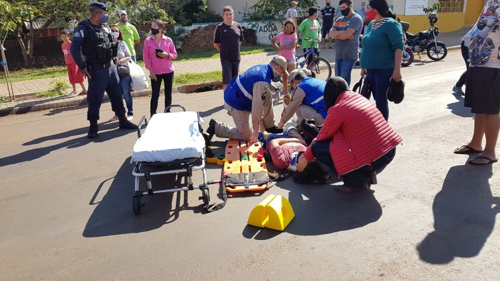Colisão entre carro e moto deixa jovem de 20 anos ferida na Avenida Papagaios, no Floresta