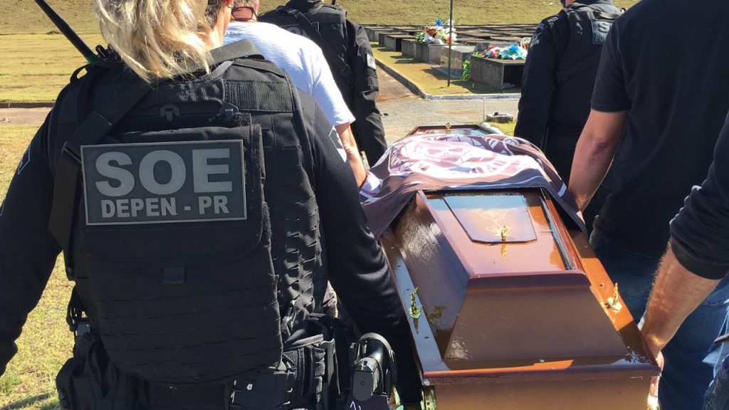Cortejo com corpo do policial penal André Felipe Varela é realizado até o cemitério Cristo Redentor, no Guarujá