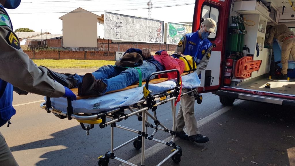 Após pneu traseiro estourar, motociclista sofre queda na Rua Cuiabá e é socorrido pelo Siate
