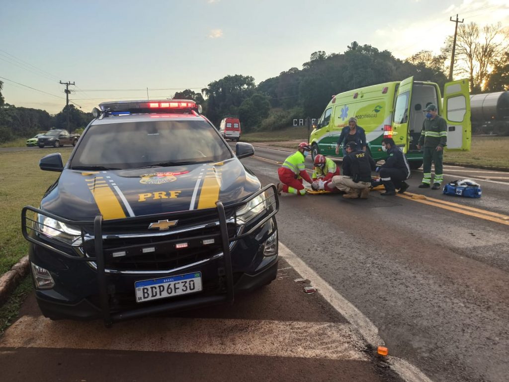 Pai e filha ficam feridos em acidente entre carro e moto na BR-277