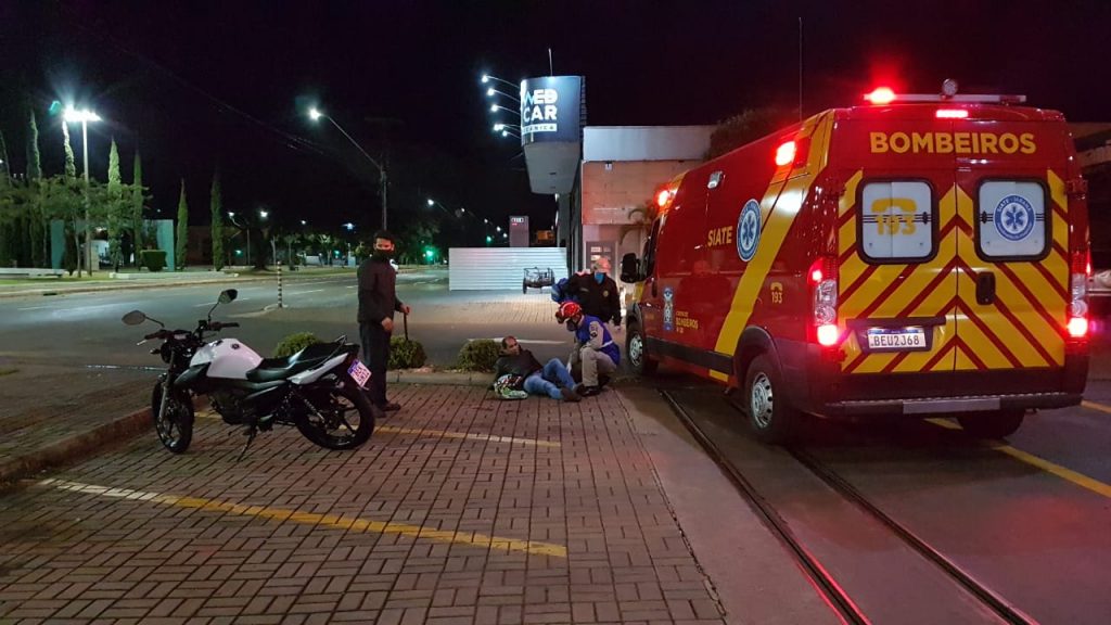 Motociclista tenta ‘cortar caminho’, sofre queda e fica ferido
