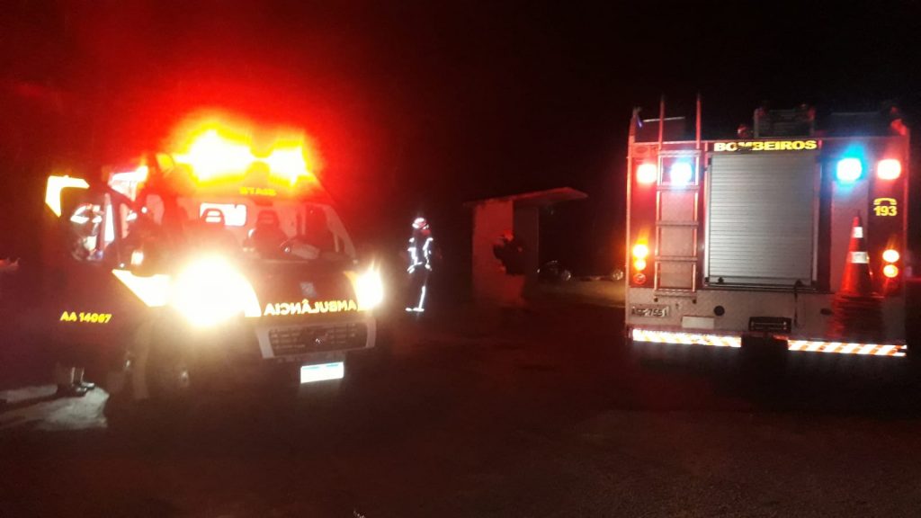 Pai e filho ficam feridos em capotamento na PR-180