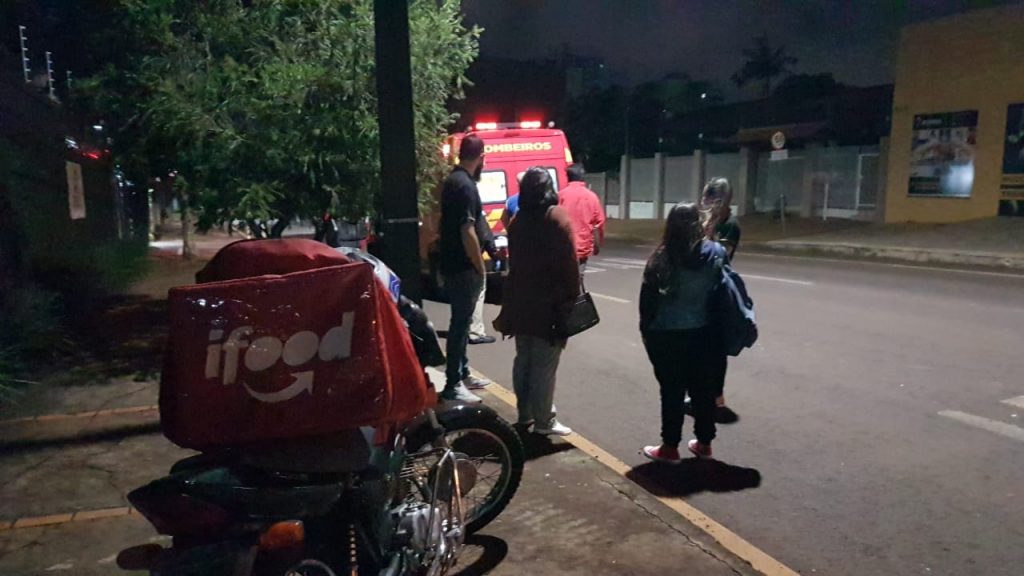 Entregadora de comida por aplicativo fica ferida em acidente na região central