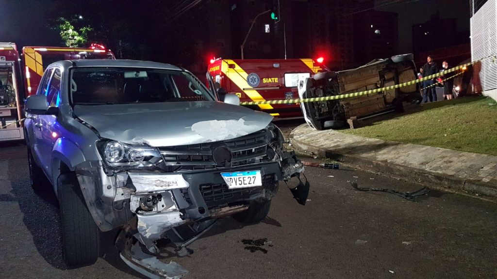 Kwid tomba após colidir contra Amarok em cruzamento no Centro; Mulher ficou ferida