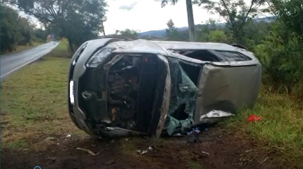 Carro capota e condutor fica ferido na PR-566 em Francisco Beltrão