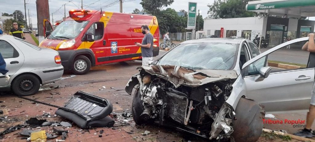 Forte colisão de trânsito deixa homem em estado grave, em Foz do Iguaçu