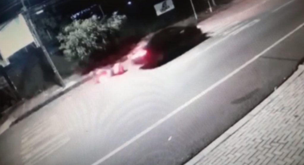 Vídeo mostra colisão de trânsito no Centro que deixou entregadora ferida