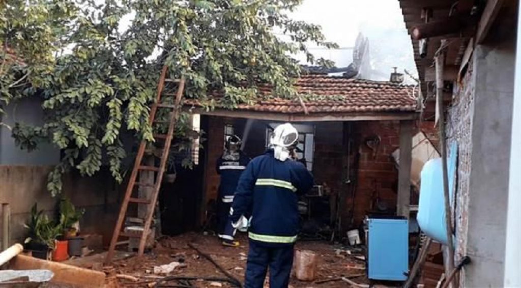 Residência é destruída por incêndio em Assis Chateaubriand