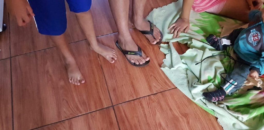 Casal com quatro crianças precisa de doações de roupas e alimentos