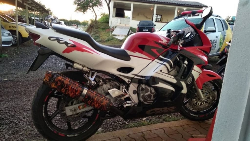 Homem que pilotava moto após ter ingerido bebida alcoólica é detido pela PM em Capitão Leônidas Marques