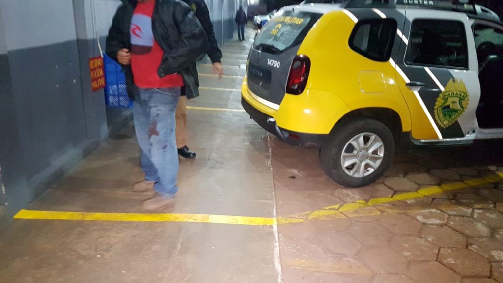 Homem que agrediu vizinho com golpe de facão é preso pela Polícia Militar
