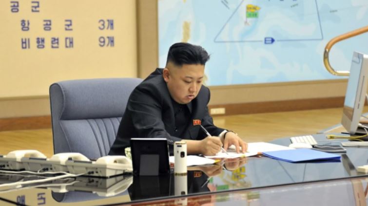 Kim Jong-un proíbe corte de cabelo estilo mullet, piercings no rosto e calças skinny Imagem referente a Kim Jong-un proíbe corte de cabelo estilo mullet, piercings no rosto e calças skinny
