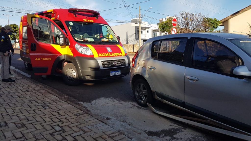 Colisão de trânsito entre carro e moto é registrada na Rua Fortaleza, no Bairro Coqueiral