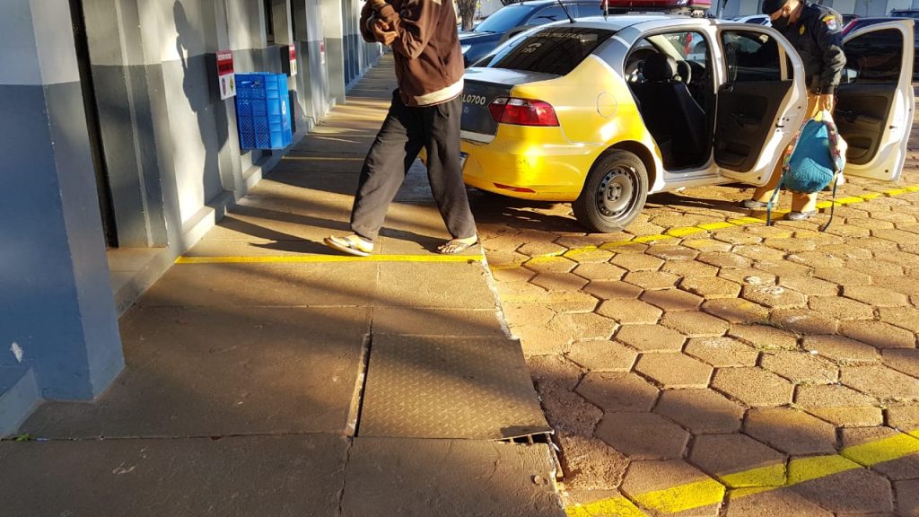 Adolescente é apreendido pela PM após ameaçar idoso com faca na Avenida Brasil