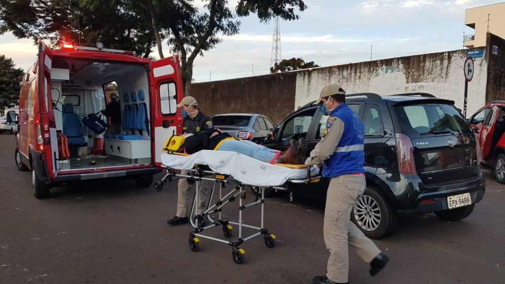 Veículos se envolvem em colisão de trânsito no Bairro Parque São Paulo