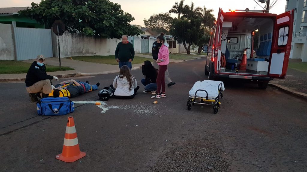 Casal de moto fica ferido ao bater contra carro em cruzamento no Bairro Pacaembu