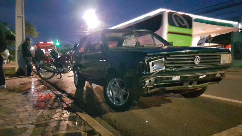 Batida entre Gol e motocicleta na Rua Manaus deixa adolescente ferida