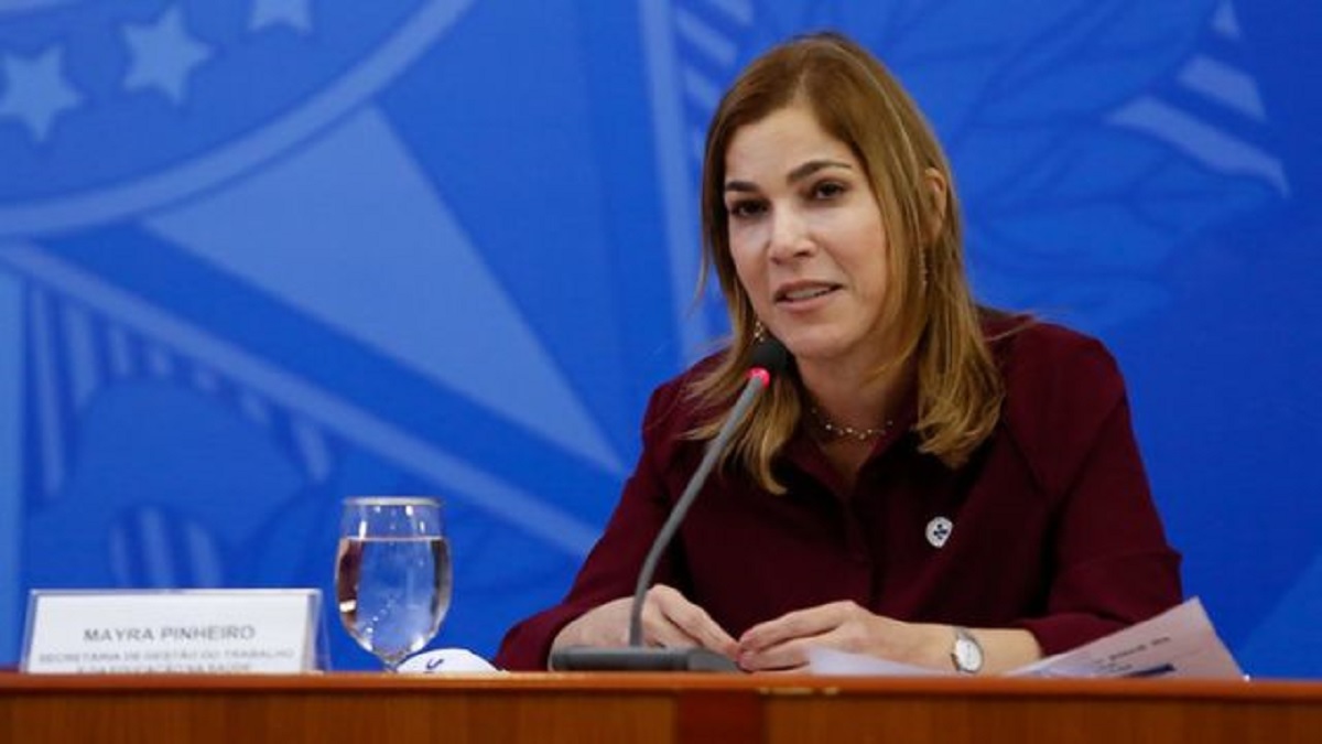 Secretária conhecida como “Capitã Cloroquina” nega que Ministério da Saúde tenha indicado tratamento precoce Imagem referente a Secretária conhecida como “Capitã Cloroquina” nega que Ministério da Saúde tenha indicado tratamento precoce