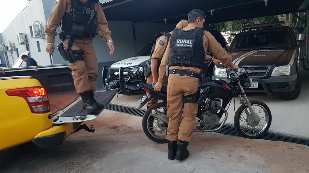 Motocicleta com registro de furto é localizada na casa de vítima de homicídio que ocorreu nesta tarde