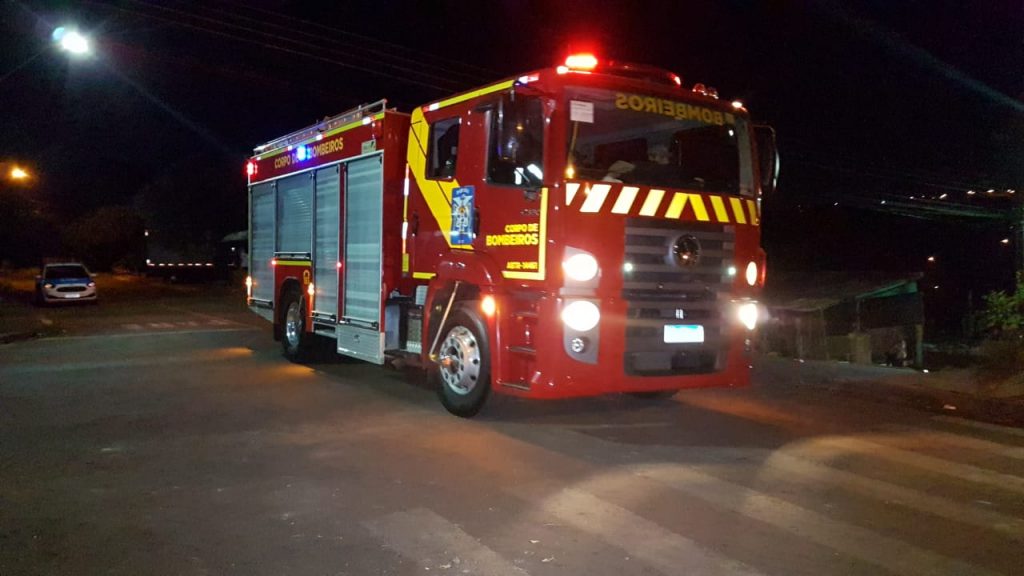 Bombeiros resgatam cachorro que caiu em bueiro no Bairro Universitário