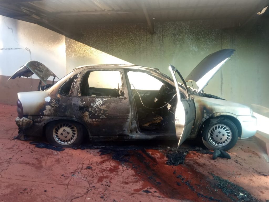 Trabalhador que teve carro incendiado no Bairro Morumbi pede ajuda da população; Vakinha online foi criada