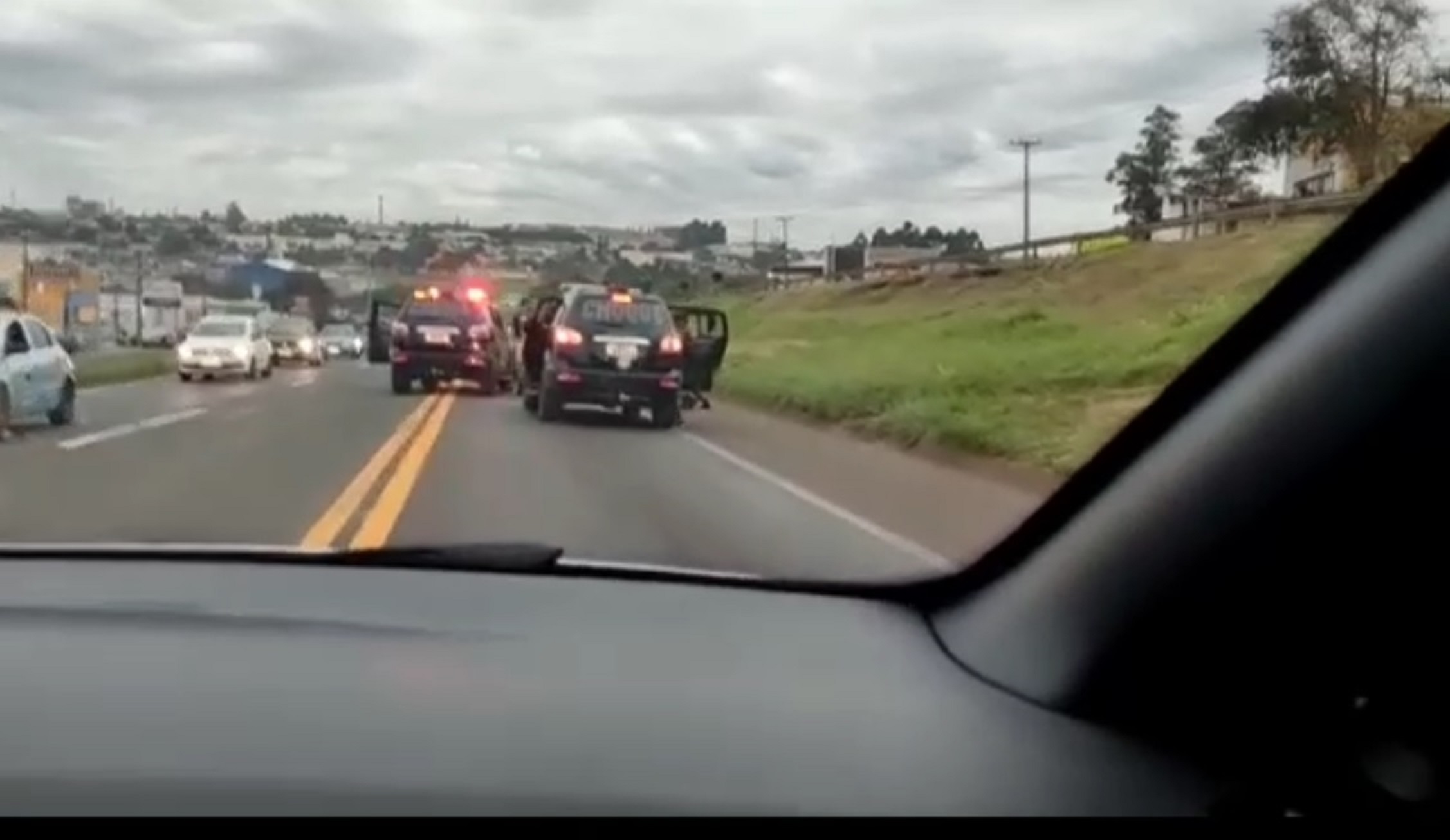 Vídeo mostra abordagem das equipes do Choque e Bope na BR-277 que resultou em apreensão de 83 kg de maconha